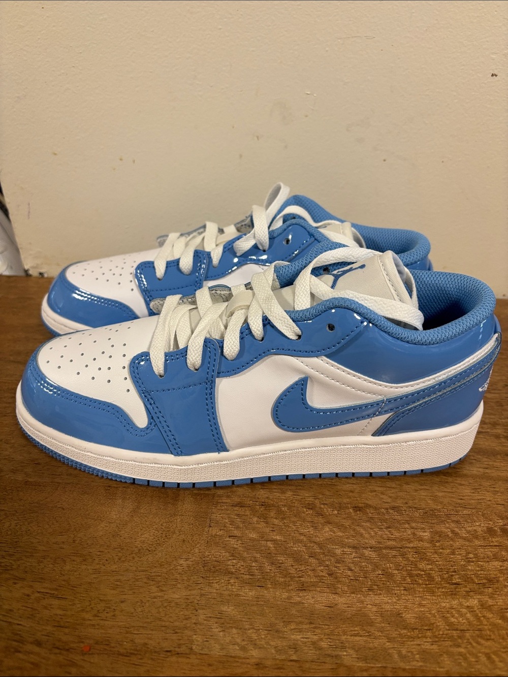 Authentic Nike big Kids' Air Jordan 1 Low - White/legend Blue size 4.5 New